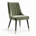 Chaise en velours vert olive avec pieds en métal noir et embouts dorés
